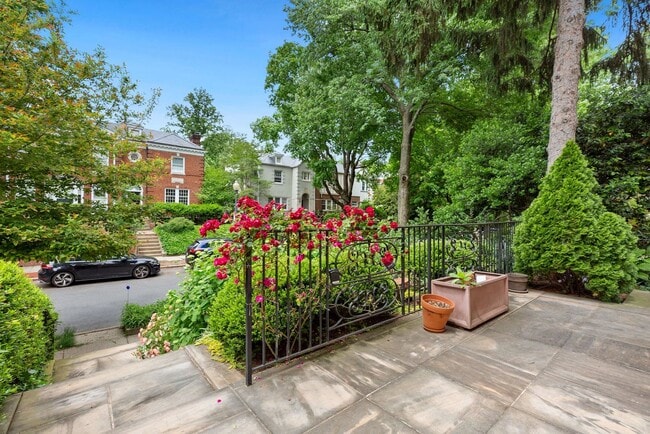 Building Photo - Available Now! 4 Bedroom  3.5  Bathroom Townhouse //Woodley Park// Garage, Driveway & 3 Levels of...