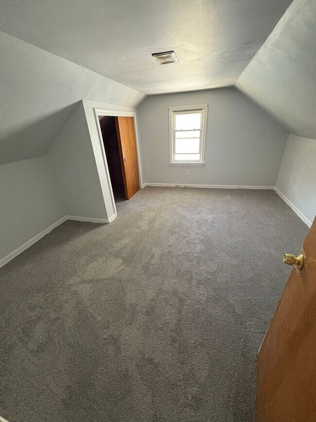 Building Photo - For Rent – 4 Bed / 2 Bath – $1,495 – Secti...