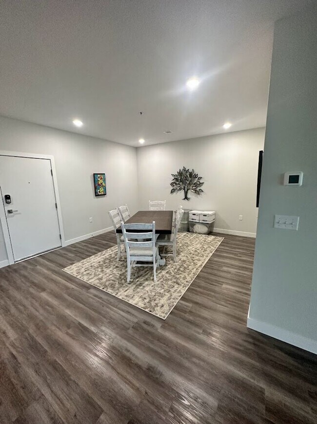 Building Photo - LAKE VIEW- 3 Bedroom Condo
