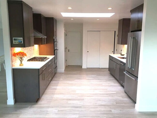 Building Photo - Crest23-25