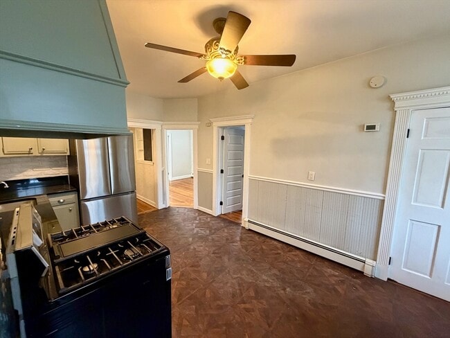 Building Photo - 324 Chelsea St