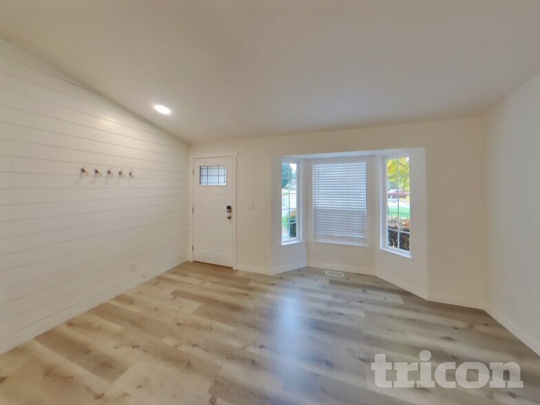 Building Photo - 1602 57th Ave NE