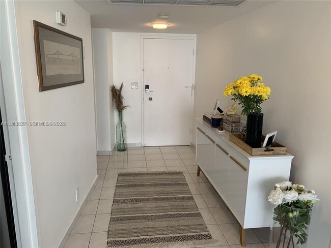 Building Photo - 900 Bay Dr