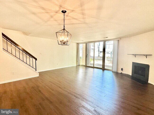 Building Photo - 626 15th St S