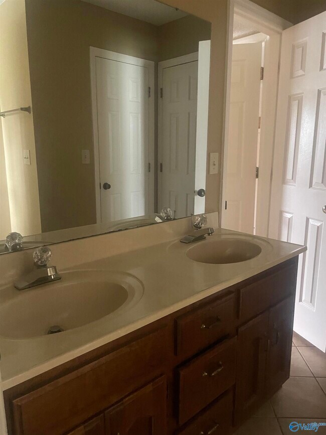 Building Photo - 1808 Hollytree Dr NW