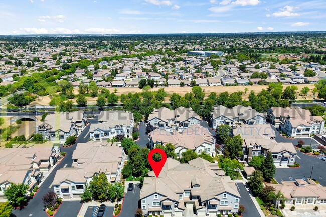 Building Photo - Spacious 2 (or 3!) Bed Condo in Gated Comm...