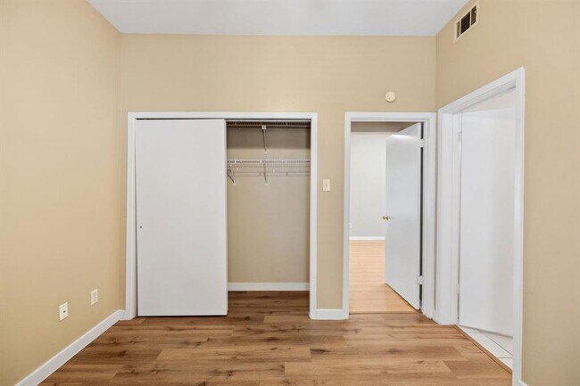 Building Photo - 712 Graham Pl