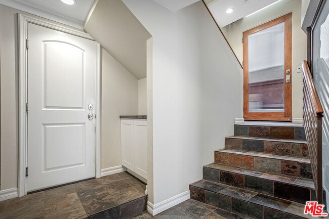 Building Photo - 318 26th St