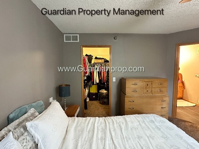Building Photo - Eden Prairie End Unit Town Home, 2 Car Gar...