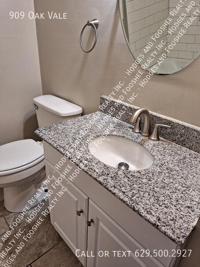 Building Photo - 909 Oak Vale Dr