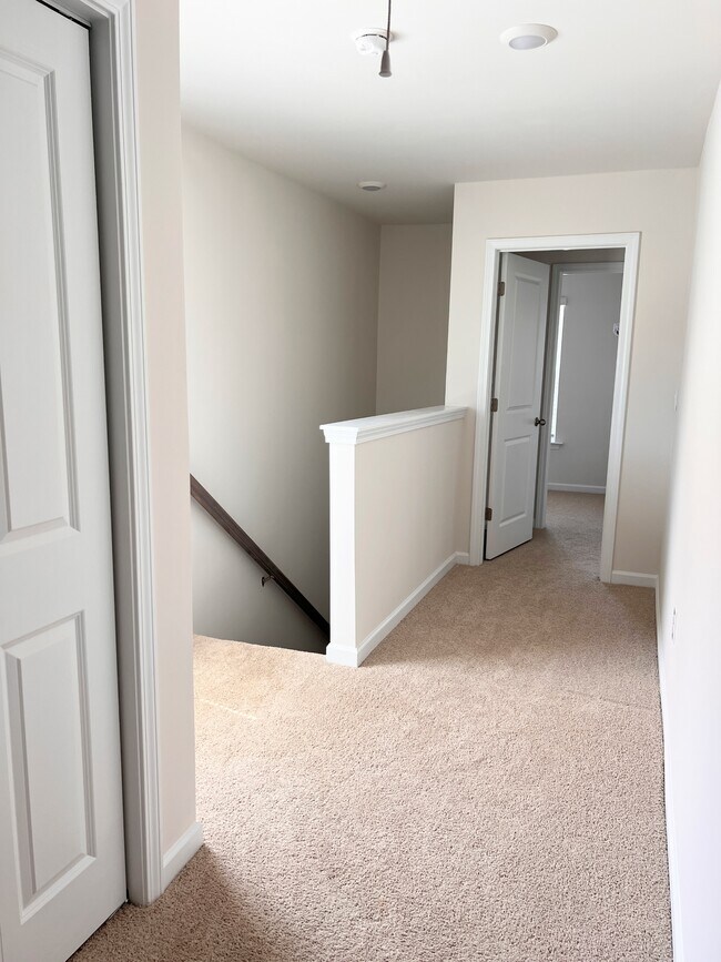 Building Photo - 455 David Hl Dr