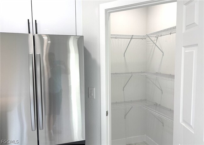 Building Photo - 825 Porter St E