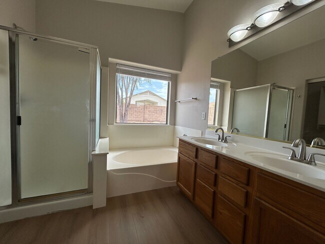Building Photo - 434 E Chicory Pl
