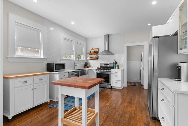 Building Photo - Adorable Avondale Home!