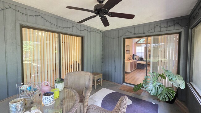 Building Photo - FOR FRENT Home near UF. 3 Bed, 2 bath, 2 c...