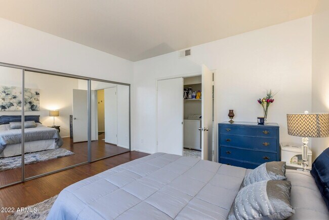 Building Photo - 930 N Mesa Dr