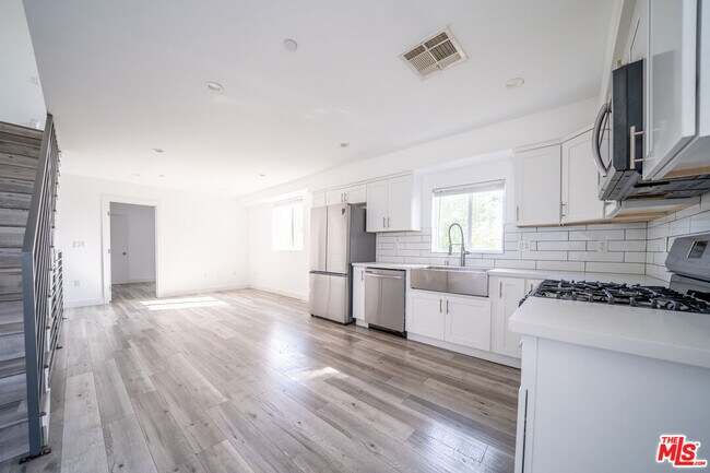 Primary Photo - 5746 Elmer Ave