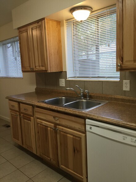 Building Photo - 632 N Main St