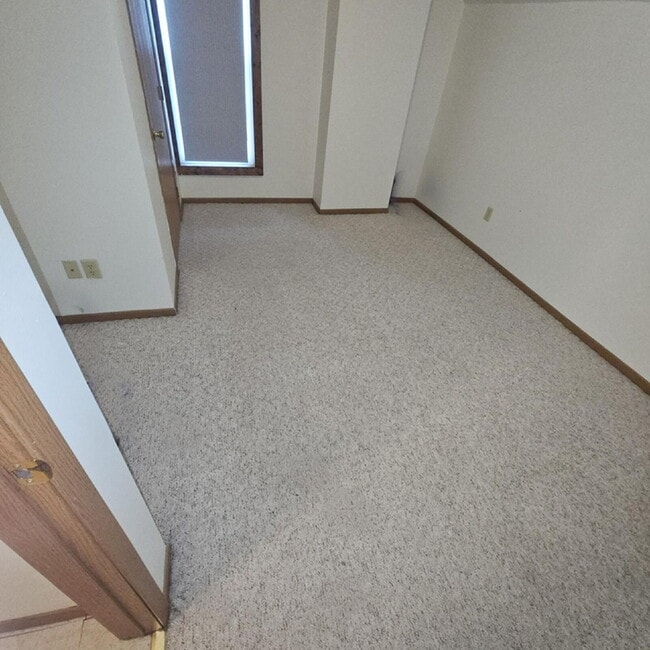 Building Photo - 2 bedroom in proximity to UWEC and downtown - 9 Month Lease!