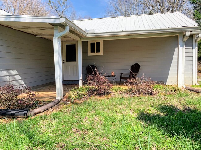 Building Photo - Available May 2025 | 2 Bedroom Bungalow | ...