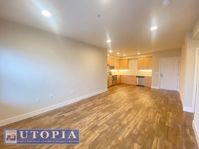 Building Photo - Beautiful 2 Bedroom, 1 Bathroom with a des...