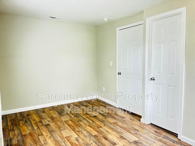 Building Photo - 611 S Mountain St