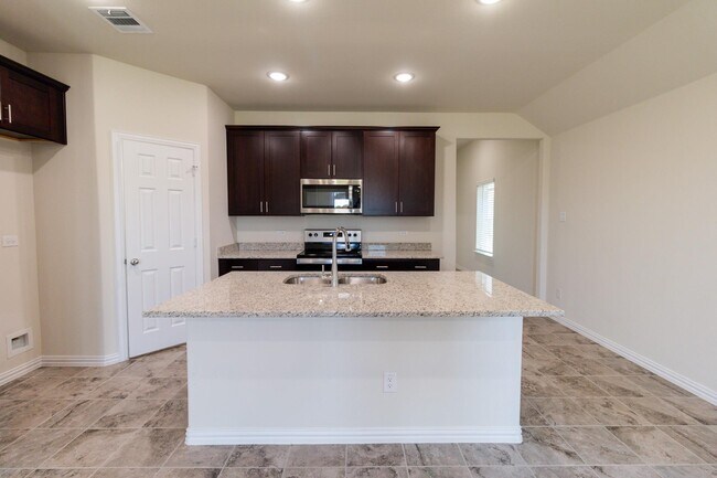 Building Photo - 572 Ruthye Ln