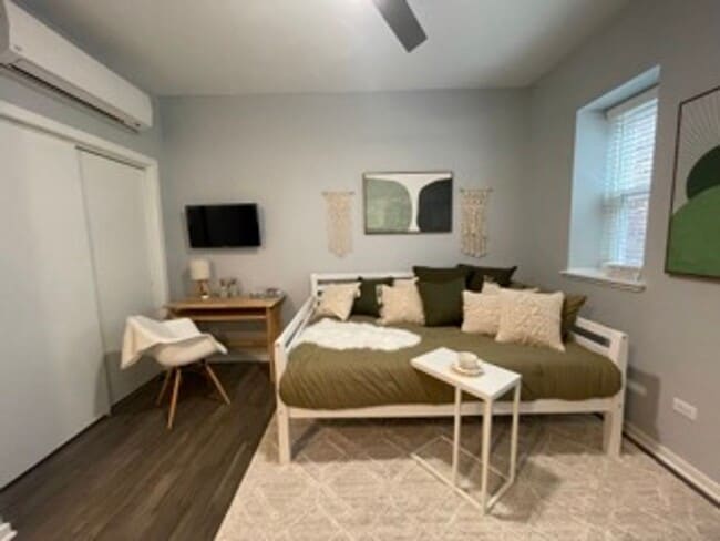 Building Photo - Brand new Luxury studio 2 blocks to the lake