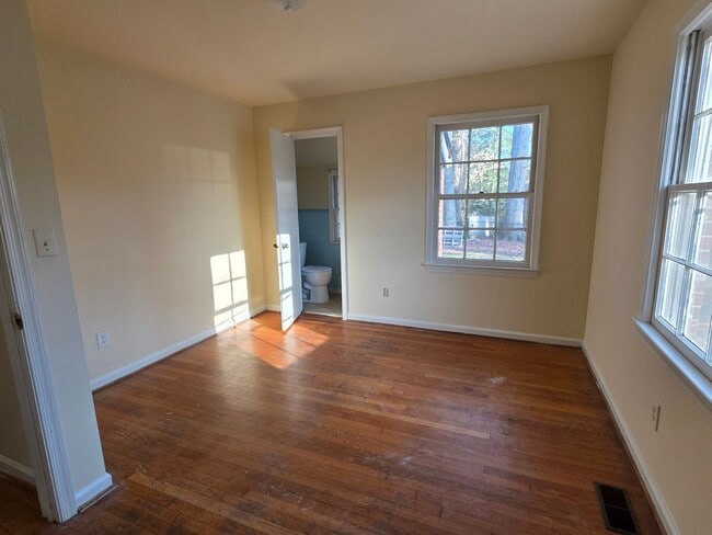 Building Photo - Move In Ready 3bd, 1.5bath Brick Ranch