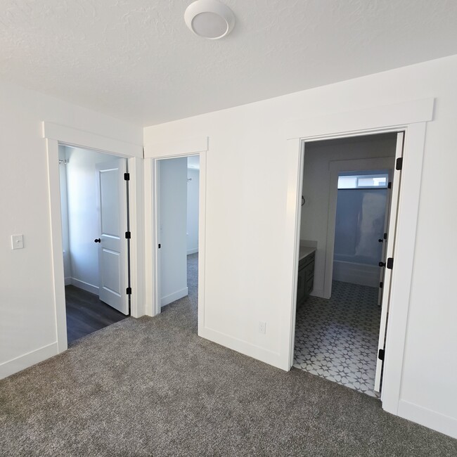 Building Photo - 4022 1100 N