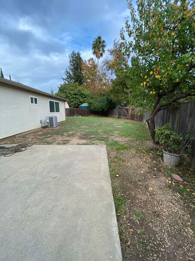Building Photo - Available NOW - Cute 3 Bed 2 bath home in ...