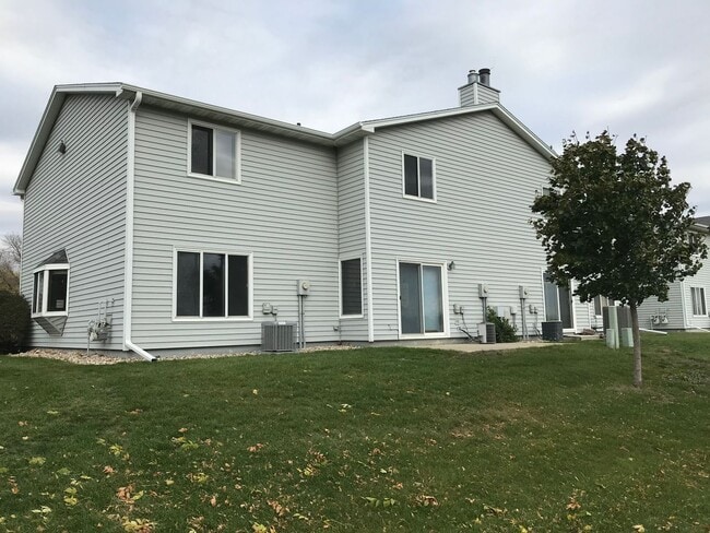 Building Photo - Rent Special - Spacious End Unit 2 Bed/1 Bath Townhome!