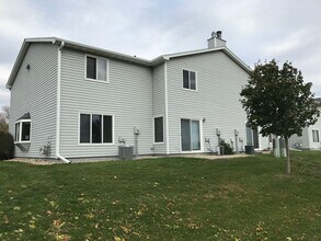 Building Photo - Rent Special - Spacious End Unit 2 Bed/1 Bath Townhome!