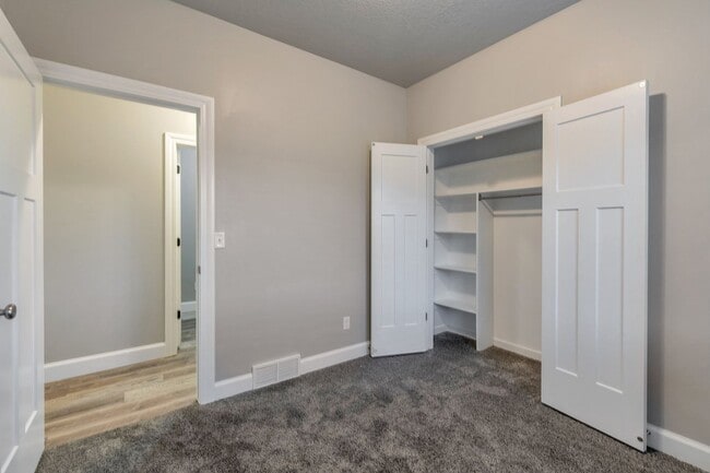 Building Photo - Spacious 4 Bed, 2 Bath Pet-Friendly Home with Central Air & 2-Car Garage! Available on July 10th!