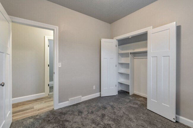 Building Photo - Spacious 4 Bed, 2 Bath Pet-Friendly Home with Central Air & 2-Car Garage! Available on July 6th!