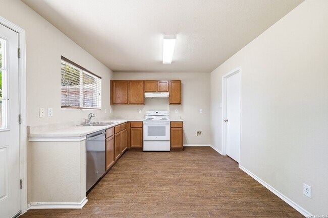 Building Photo - 210 Birchwood Bay