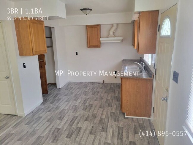 Building Photo - 6912 N 43rd St