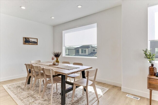 Building Photo - 1055 W 550 S