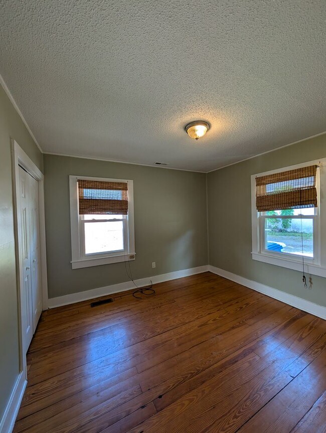 Building Photo - Swannanoa Bungalow!