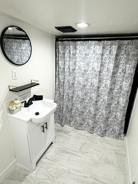 Building Photo - 2624 Live Oak St