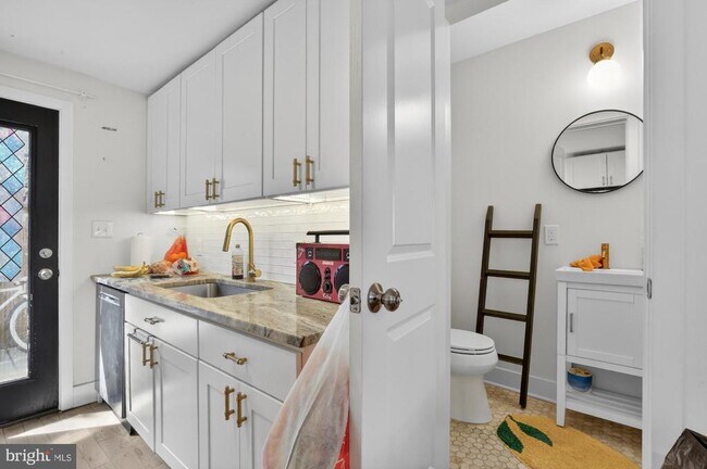 Building Photo - 1742 Dorrance St