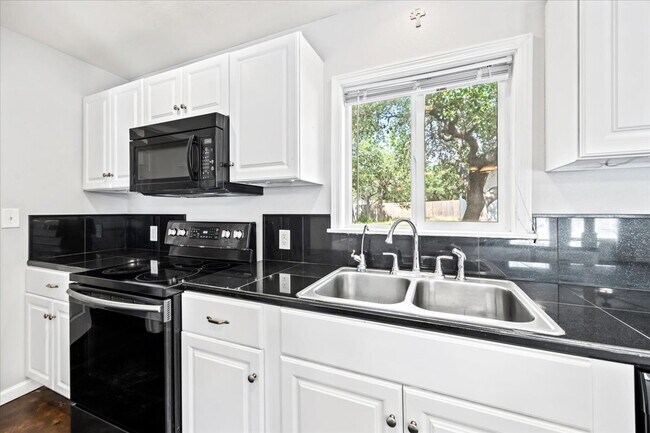 Building Photo - Beautiful 2 Bedroom, 2 Bath Home in Guard-...