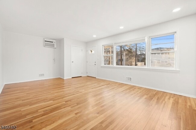 Building Photo - 19 Cooper Dr