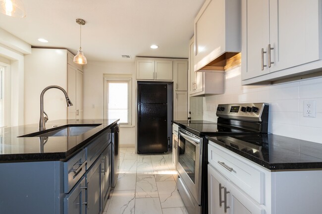 Building Photo - N Rosedale Ave Duplex