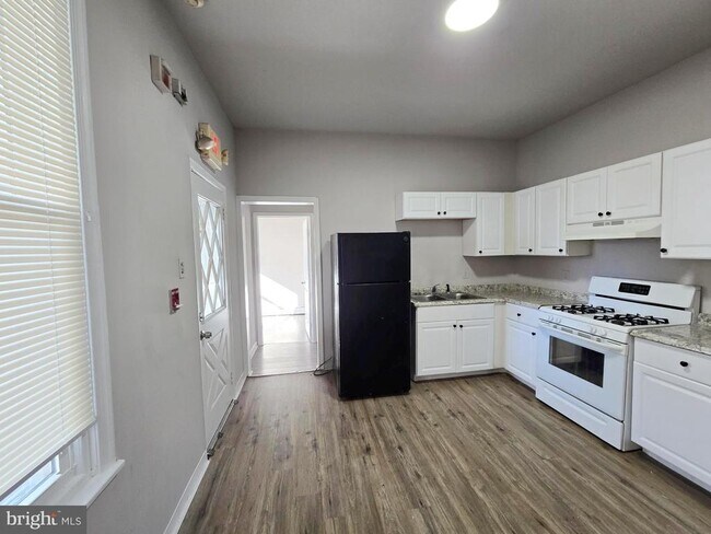 Building Photo - 5526 N Mascher St