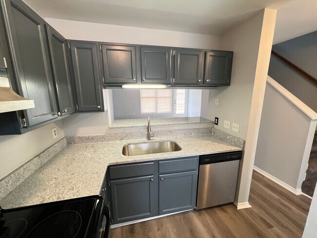 Building Photo - 3 Bedroom Townhouse Near Downtown Durham