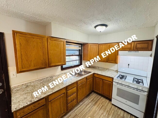 Building Photo - 4 Bed | 2 Bath | Pet Friendly | Spacious ,Fenced in Yard!