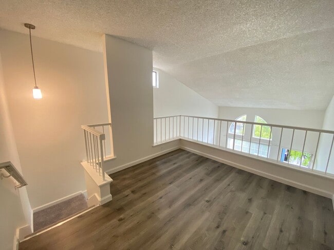 Building Photo - Gorgeous Condo W/ Dishwasher & In Unit W/D!