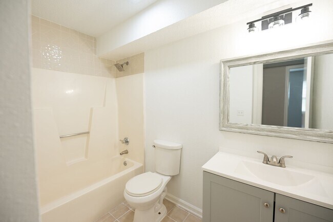 Building Photo - 2 Bed, 1 Bath Condo off Wendover Ave Green...
