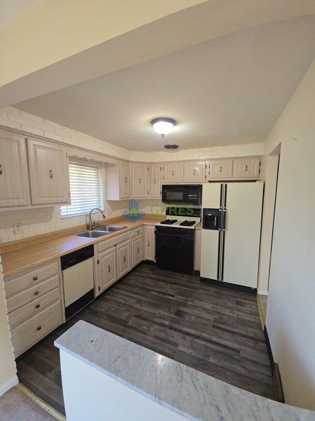 Building Photo - Charming 3-Bedroom Pittsburgh Home with Fireplace, Balcony & Garage Parking